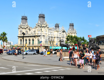 Touristen, die die alte Architektur des Port de Barcelona, kommerzielle Hauptgrenzstein in der spanischen Hauptstadt zu bewundern Stockfoto