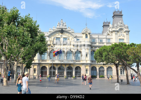 Touristen, die die alte Architektur des Port de Barcelona, kommerzielle Hauptgrenzstein in der spanischen Hauptstadt zu bewundern Stockfoto