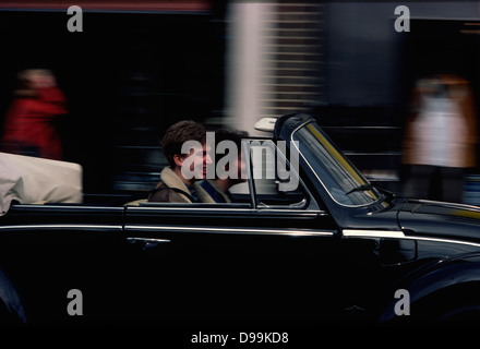 Zwei junge Männer, die Fahrt entlang der King Road in Chelsea, London in offenen Top Volkswagen Käfer Cabriolet, 1981 Stockfoto