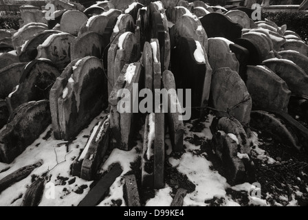 Die Hardy-Baum wächst zwischen Grabsteine verschoben, während Thomas Hardy im Bereich der St. Pancras Church, Camden, London, der 1980er Jahre arbeitete Stockfoto