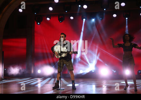 Österreichische Sänger Andreas Gabalier führt während der Generalprobe für die ARD-Sendung "Musikantenstadl" in der Saturn Arena in Ingolstadt, Deutschland, 14. Juni 2013. Foto: BODO SCHACKOW Stockfoto