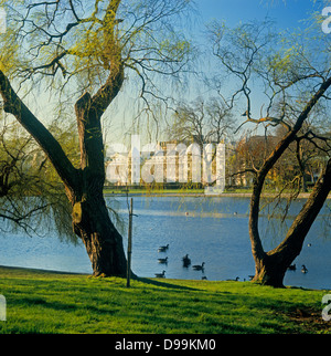 London Business School gesehen durch Regents Park, 1980er Jahre Stockfoto