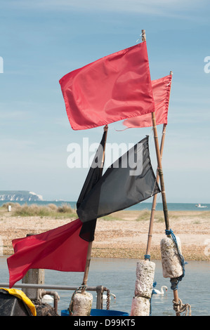 roten & schwarze Flaggen auf Hummer-Töpfe am Kai Stockfoto