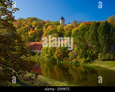 Burgberg mit einem Bergfried des Schlosses Osterstein und Weisse Elster River in Gera, Thüringen, Deutschland Stockfoto