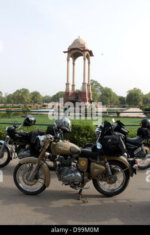 Fahrräder Line-up am India Gate in Neu-Delhi im Juni 2012 für die Himalayan Odyssey Bike Expedition. Stockfoto