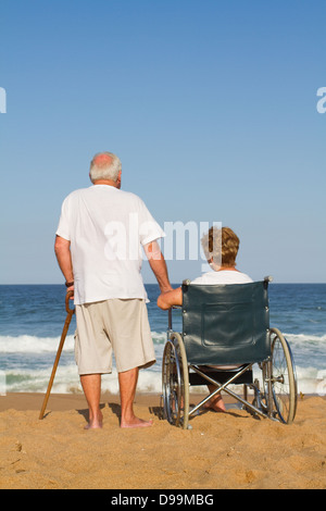 romantische älteres Paar am Strand Stockfoto