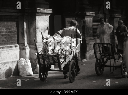 Porters bewegen Fleisch Schlachtkörper außerhalb Smithfield Markt in Farringdon, London, 1984 Stockfoto