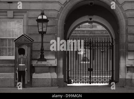 Wache auf Wache draußen Buckingham Palace, London, 1984 Stockfoto