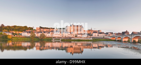 Das Schloss Amboise im Fluss Loire widerspiegeln. Stockfoto