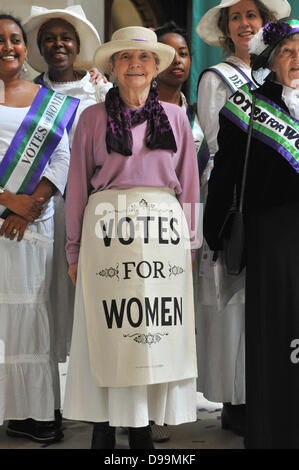 St.-Georgs Kirche, Bloomsbury, London, UK. 15. Juni 2013. Frauen im Edwardian Kostüm in der Kirche für die Wilding-Festival, das Leben der Suffragette Emily Wilding Davison zu feiern. Bildnachweis: Matthew Chattle/Alamy Live-Nachrichten Stockfoto