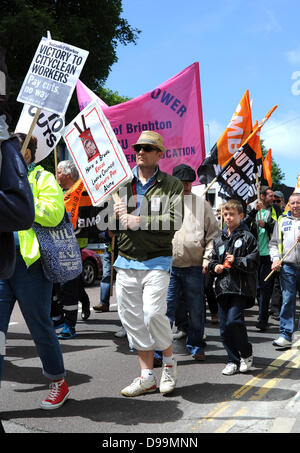 Brighton UK 15. Juni 2013 - Schauspieler Ralph Brown schließt sich Brighton Cityclean Streikenden und Mitglieder der Gewerkschaft GMB wie sie durch die Stadt aus Protest gegen die vorgeschlagenen Kürzungen zu ihr nach Hause nehmen marschieren Zahlen von Brighton und Hove City Council. Die Binmen wurden seit Freitag streiken und sollen sich für eine Woche Stockfoto