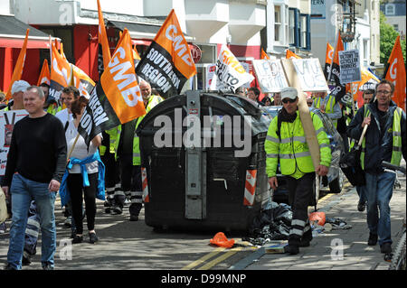 Brighton UK 15. Juni 2013 - auffällig Brighton Cityclean Arbeiter und Mitglieder der Gewerkschaft GMB Marsch durch die Stadt aus Protest gegen die vorgeschlagenen Kürzungen ihre Take home Pay von Brighton und Hove City Council. Die Binmen wurden seit Freitag streiken und sollen sich für eine Woche Stockfoto