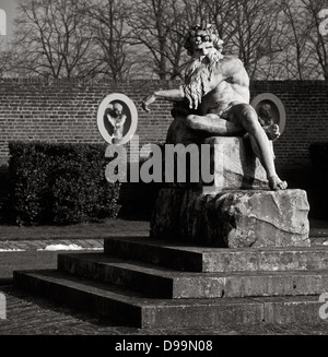 Statue von Vater Thames, Flussgott, am Eingang zum Ham House, Richmond, London Stockfoto