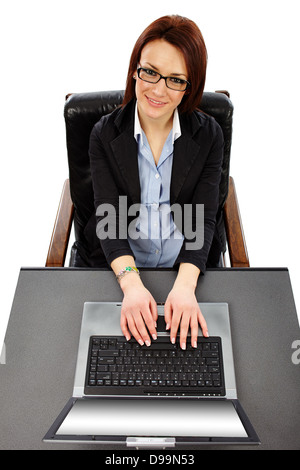 Erfolgreiche Geschäftsfrau sitzt an ihrem Schreibtisch, nachschlagen Stockfoto