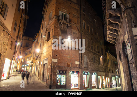 Abend Zeit Straßenszene in Siena, Italien Stockfoto