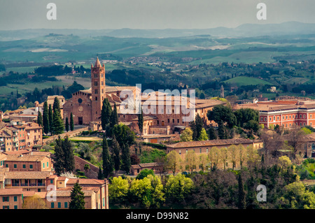 Blick auf Siena Dächer und die toskanische Landschaft Stockfoto