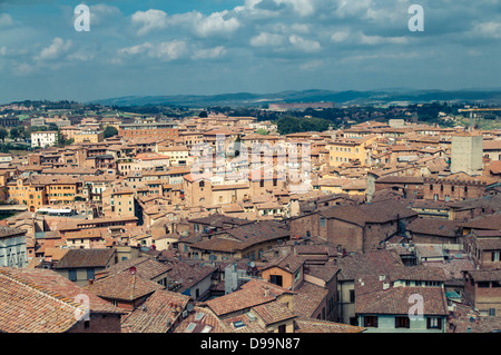 Blick auf Siena Dächer und die toskanische Landschaft Stockfoto