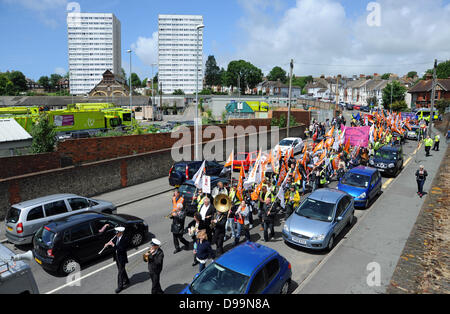 Brighton UK 15. Juni 2013 - auffällig Brighton Cityclean Arbeiter und Mitglieder der Gewerkschaft GMB Marsch durch die Stadt aus Protest gegen die vorgeschlagenen Kürzungen ihre Take home Pay von Brighton und Hove City Council. Die Binmen wurden seit Freitag streiken und sollen sich für eine Woche Stockfoto