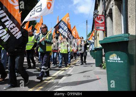 Brighton UK 15. Juni 2013 - auffällig Brighton Cityclean Arbeiter und Mitglieder der Gewerkschaft GMB Marsch durch die Stadt aus Protest gegen die vorgeschlagenen Kürzungen ihre Take home Pay von Brighton und Hove City Council. Die Binmen wurden seit Freitag streiken und sollen sich für eine Woche Stockfoto