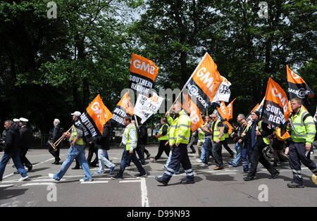 Brighton UK 15. Juni 2013 - auffällig Brighton Cityclean Arbeiter und Mitglieder der Gewerkschaft GMB Marsch durch die Stadt aus Protest gegen die vorgeschlagenen Kürzungen ihre Take home Pay von Brighton und Hove City Council. Die Binmen wurden seit Freitag streiken und sollen sich für eine Woche Foto von Simon Dack/Alamy Live News Stockfoto