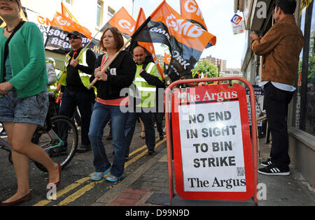 Brighton UK 15. Juni 2013 - auffällig Brighton Cityclean Arbeiter und Mitglieder der Gewerkschaft GMB Marsch durch die Stadt aus Protest gegen die vorgeschlagenen Kürzungen ihre Take home Pay von Brighton und Hove City Council. Die Binmen wurden seit Freitag streiken und sollen sich für eine Woche Stockfoto