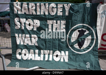 London, UK, 15. Juni 2013 Haringey stoppen die Krieg-Koalition-Banner an der Haltestelle des Krieges Protest zu stoppen westlichen Intervention in Syrien vor der Botschaft der Vereinigten Staaten von Amerika, London. Bildnachweis: Martyn Wheatley/Alamy Live News Stockfoto