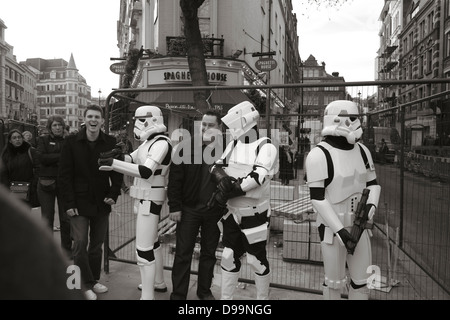 Imperiale Sturmtruppen aus Star Wars unterhaltsam Fußgänger im Londoner West End Stockfoto