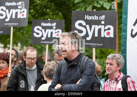 London, UK, 15. Juni 2013 Chris Nineham von stoppt den Krieg gegen Stop westlichen Intervention in Syrien vor der Botschaft der Vereinigten Staaten von Amerika, London. Bildnachweis: Martyn Wheatley/Alamy Live News Stockfoto