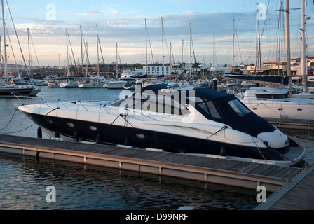 Blaue & weißen Sunseeker Camargue "Napale" vor Anker im Rubicon Marina Lanzarote Stockfoto