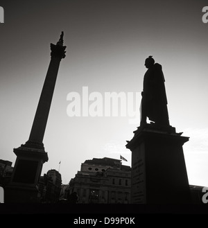 Nelson "Spalte und Sir Henry Havelock Statue auf dem Trafalgar Square im Zentrum von London Stockfoto