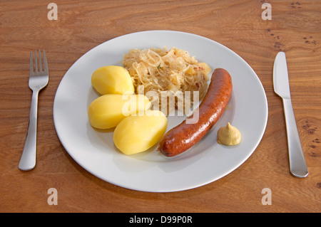 Traditionelle Sauerkraut-Wurst und gekochte Kartoffel deutsches Essen Stockfoto