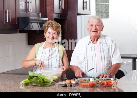 gerne älteres paar kochen in der Küche zu Hause Stockfoto