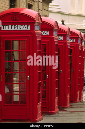 Gruppe von traditionellen K2 Telefonzellen, entworfen von Sir Giles Gilbert Scott, an der Broad Street, Covent Garden in London Stockfoto