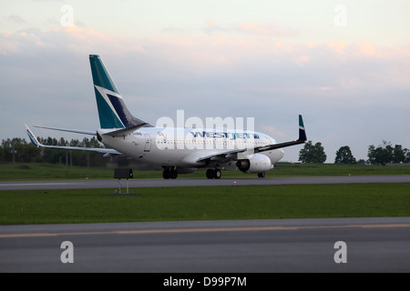 WestJet Boeing 737 Rollen zur Startbahn in Ottawa International Airport, 29. Mai 2013 Stockfoto