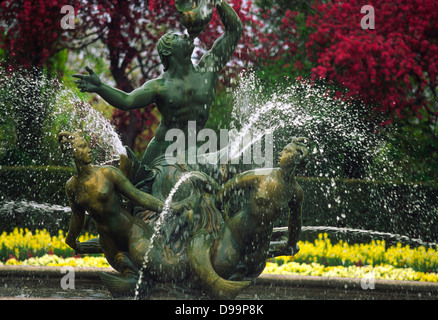 Triton-Brunnen (1950) von William McMillan im Queen Mary Garden, Regents Park, gegenüber den Jubiläums-Toren, London, England. Stockfoto