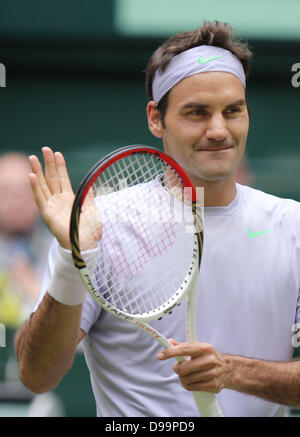 Halle, Deutschland. 15. Juni 2013. Schweizer Roger Federer feiert seinen Sieg nach dem Spiel gegen Deutschlands Haas bei der ATP-Tour in Halle, Deutschland, 15. Juni 2013. Foto: OLIVER KRATO/Dpa/Alamy Live News Stockfoto