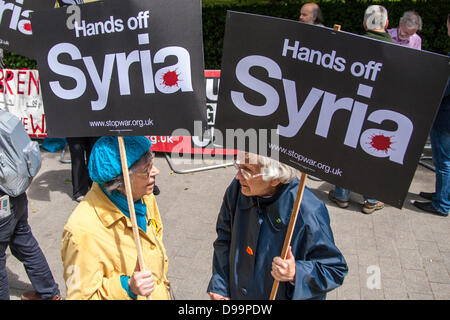 London, UK.15th Juni 2013. Demonstranten sagen "Hände weg von Syrien" als die Wahrscheinlichkeit, dass die USA und Großbritannien Unterstützung der Rebellen durch Waffenlieferungen gegen das Assad Regime erhöht. Bildnachweis: Paul Davey/Alamy Live-Nachrichten Stockfoto