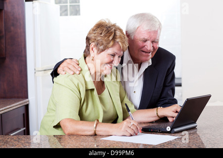 gerne älteres Paar mit Internet-banking-Überprüfung Kontostand Stockfoto