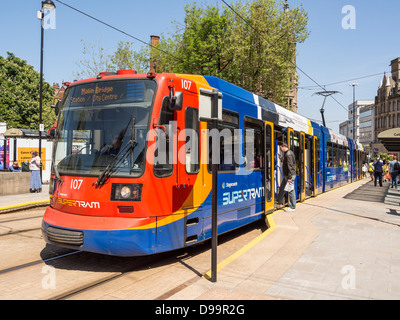 Einsteigen in Sheffield Supertram Haltestelle Dom. Stockfoto