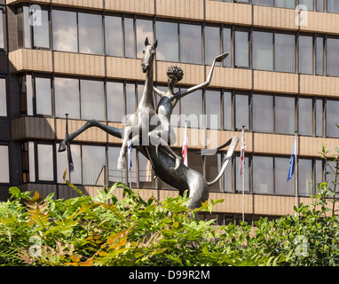 "Pferd und Reiter" Metall-Skulptur von David Wynne 1978 in den Brunnen Precinct Sheffield UK Stockfoto