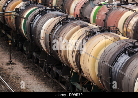 Züge von bunten Öl Kesselwagen Stockfoto