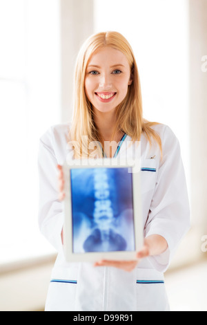 Ärztin mit x-ray auf TabletPC Stockfoto