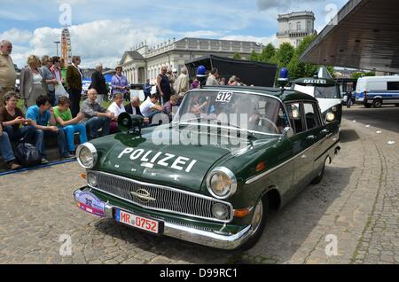 Eine Opel Kapitän Polizei Auto treibt in der Hessischen Landesausstellung in Kassel, Deutschland, 15. Juni 2013. Das Festival über das deutsche Bundesland Hessen setzt bis 23 Juni. Foto: UWE ZUCCHI Stockfoto