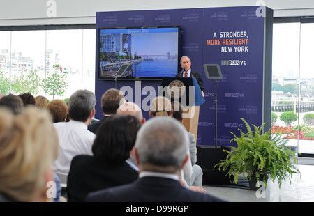 Bürgermeister Michael Bloomberg beschrieben New York Citys Pläne für die Reaktion auf den Klimawandel auf einer Pressekonferenz am 11. Juni 2013. Stockfoto