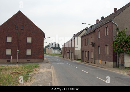 Das Dorf Pier, die unbewohnt ist und für den Abriss der Inden Tagebau Grube, Deutschland Kohle weichen fällig. Stockfoto