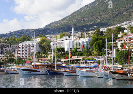 Ausflugsschiffe vor Anker im Hafen von Kalkan Stockfoto