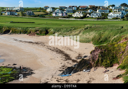 Thurlestone, Devon, England. 3. Juni 2013. Ein Blick auf den Strand und Golfplatz und Häuser auf dem Yarmer Anwesen in Thurlestone. Stockfoto