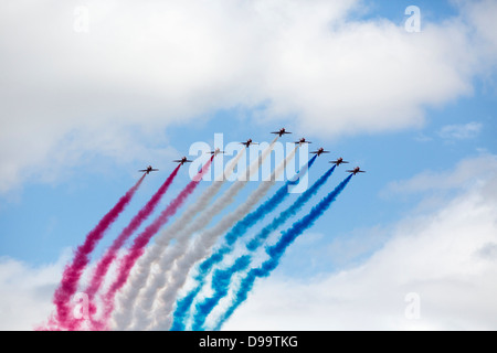 Flugzeuge der RAF fliegen über London während der Königin Geburtstag Durchflug 2013 Stockfoto