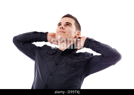 Junger Mann mit seinen Händen hinter dem Kopf sitzen und blickte, isoliert auf weißem Hintergrund in Nahaufnahme-pose Stockfoto