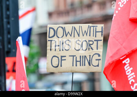 Eine handschriftliche Banner sagen: "Weg mit dieser Art der Sache', einen Verweis auf einen Protest von einer Episode von 'Vater Ted' Stockfoto